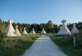 Tipis de glamping en Hofgut Hopfenburg, rodeados de naturaleza y bosque en Baden-Württemberg, Alemania.
