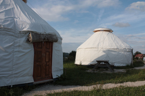 Glamping en Hofgut Hopfenburg, Baden-Württemberg, con típicas yurtas blancas y tiendas tipi al aire libre.