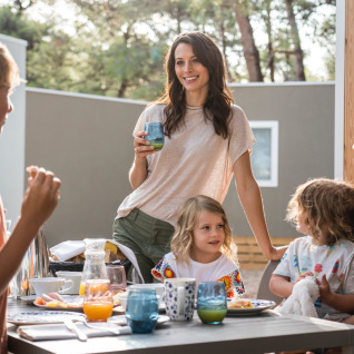 Famiglia fa colazione all'aperto al Falkenstein Premium Camping Zadar - Mobile Homes in Dalmazia.