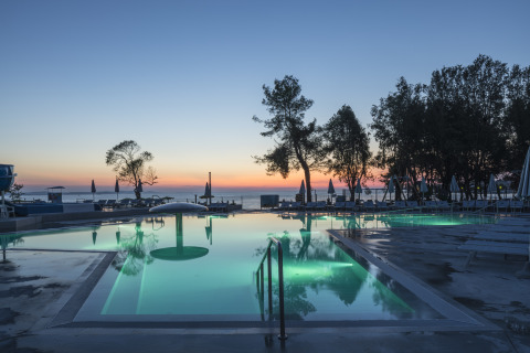 Udendørs swimmingpool ved solnedgang på Falkenstein Premium Camping Zadar - Mobile Homes i Dalmatien.