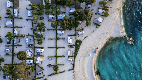 Luchtfoto van Falkenstein Premium Camping Zadar - Mobile Homes aan de kust van Dalmatië, Kroatië.