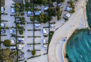 Vista aérea de Falkenstein Premium Camping Zadar - Mobile Homes junto al mar en Dalmacia, Croacia.