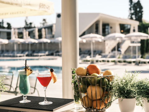 Twee cocktails en een mand citrusvruchten aan de poolbar bij Falkenstein Premium Camping Zadar in Dalmatië.
