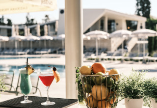 Due cocktail e un cesto di agrumi al bar della piscina al Falkenstein Premium Camping Zadar in Dalmazia.