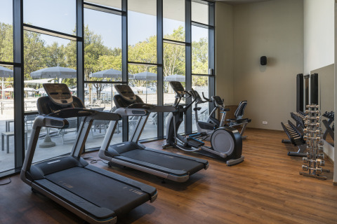 Fitnesszaal bij Falkenstein Premium Camping Zadar - Mobile Homes in Dalmatië met loopbanden en gewichten.