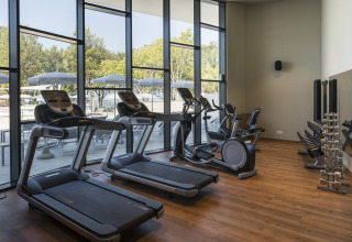 Gimnasio en Falkenstein Premium Camping Zadar - Mobile Homes en Dalmacia con cintas y pesas.