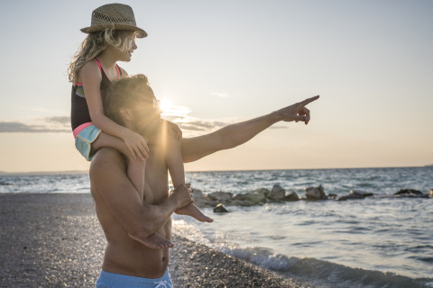 Padre e figlia al tramonto sulla spiaggia di Falkenstein Premium Camping Zadar - Mobile Homes in Dalmazia.