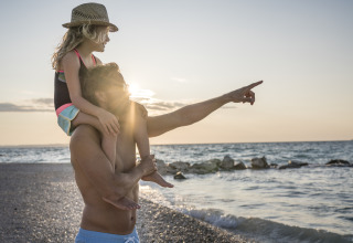 Père et fille profitant du coucher de soleil à la plage, Falkenstein Premium Camping Zadar - Mobile Homes en Dalmatie.