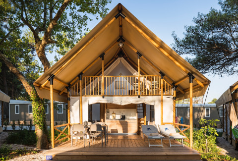 Außenansicht einer luxuriösen Glamping-Unterkunft mit Terrasse im Falkenstein Premium Camping Zadar.
