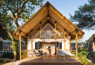 Vue extérieure d'une tente glamping élégante avec terrasse au Falkenstein Premium Camping Zadar en Dalmatie.