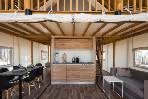 Alojamiento glamping moderno con interior de madera, cocina equipada y altillo en Zadar, Dalmacia.