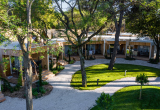 Vista de casas móviles de glamping rodeadas de naturaleza en Falkenstein Premium Camping Zadar en Dalmacia.