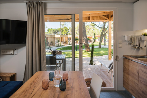 Interieur van een stacaravan bij Falkenstein Premium Camping Zadar met uitzicht op veranda en tuin.