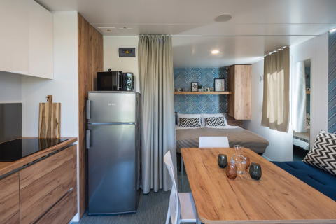 Moderne glampingindkvartering på Falkenstein Premium Camping Zadar med køkken, spiseplads og soveværelse.