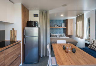 Moderne glampingindkvartering på Falkenstein Premium Camping Zadar med køkken, spiseplads og soveværelse.