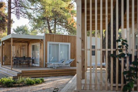 Hébergement glamping moderne avec terrasse en bois et transats au Falkenstein Premium Camping Zadar.