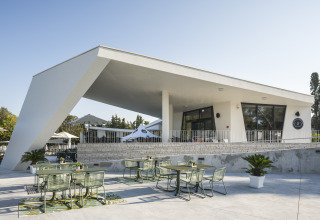 Moderne Terrassenbereich bei Falkenstein Premium Camping Zadar Mobile Homes mit grünen Sitzmöbeln.