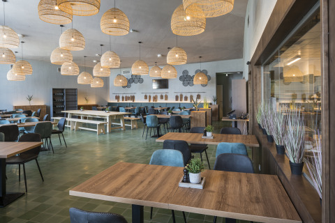 Modern restaurant met houten tafels en rieten lampen bij Falkenstein Premium Camping Zadar in Dalmatië.
