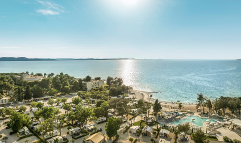 Blick auf Falkenstein Premium Camping Zadar mit Mobilheimen, Pool und Strand an der Adria in Kroatien.