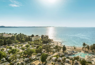 Blick auf Falkenstein Premium Camping Zadar mit Mobilheimen, Pool und Strand an der Adria in Kroatien.