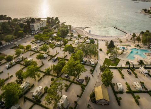 Luchtfoto van Falkenstein Premium Camping Zadar met stacaravans, zwembad en strand in Dalmatië, Kroatië.