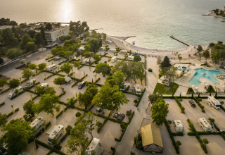 Vue aérienne du Falkenstein Premium Camping Zadar avec mobil-homes, piscine et plage en Dalmatie, Croatie.