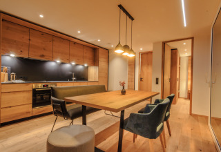 Moderne køkken og spiseområde i glamping indkvartering, Wirthshof Resort - Premium chalet ved Bodensee.