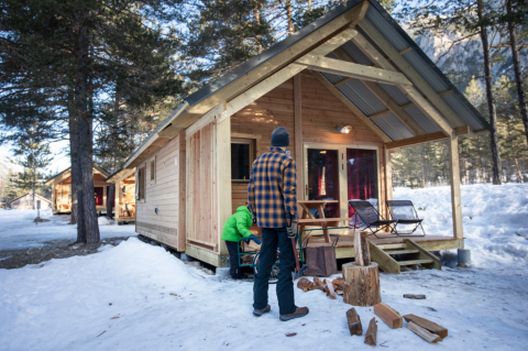 Glamping de invierno en Huttopia Winter Chalets – La Clarée, Alpes franceses, cabaña de madera en la nieve.