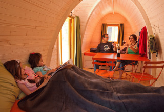 Familie entspannt sich in einer Holz-PODhütte bei Glamping Atzmännig - PODhouses & Lodges See-Gaster.
