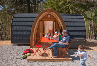 Familie nyder udendørs glampingophold ved Glamping Atzmännig - PODhouses & Lodges i naturskønne omgivelser.
