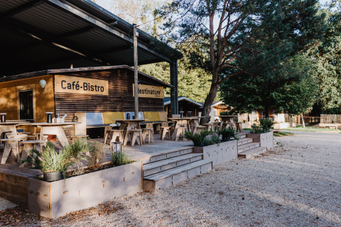 Bistrot all'aperto con terrazza al Destinature Dorf Südeifel - Chalets Eifel, glamping immerso nella natura.
