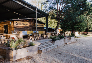 Udendørs café og afslapningsområde ved Destinature Dorf Südeifel - Chalets Eifel glamping i naturen.
