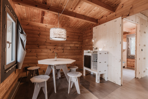 Indvendigt af Destinature Dorf Südeifel - Chalets Eifel glamping med trævægge og moderne møbler.
