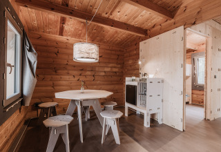 Interno del glamping Destinature Dorf Südeifel - Chalets Eifel con arredi e pareti in legno moderno.