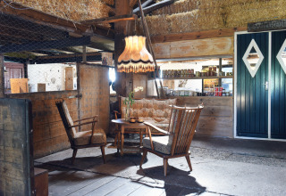 Gezellig rustiek interieur met retro zetels bij Smûk Recreatie - Lodgetenten Friesland voor glamping.