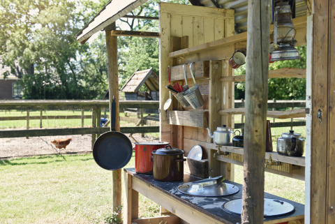 Udendørs køkken med gryder, pander og service på gård ved Smûk Recreatie - Lodgetenten Friesland, Holland.