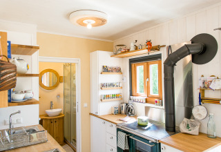 Knusse keuken bij SONNENTOR - Lofts Oostenrijk glamping met houtaccenten en veel daglicht.