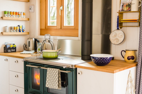 Cucina luminosa e accogliente ai SONNENTOR Lofts Austria, con comfort moderni ideali per il glamping.