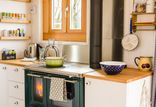 Bright and cozy kitchen at SONNENTOR Lofts Austria, featuring modern amenities for a unique glamping stay.