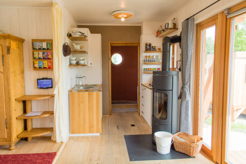 Accogliente interno di SONNENTOR - Lofts Oostenrijk glamping in Austria con comfort moderni e luminosità.