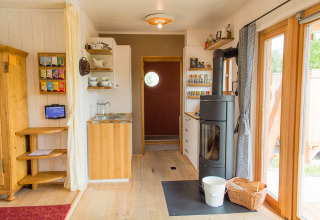 Intérieur chaleureux du glamping SONNENTOR - Lofts Oostenrijk en Autriche avec équipements modernes.