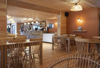 Interior acogedor de cafetería y comedor de Camping Huttopia Pays de Cordes Sur Ciel - Glamping Occitanië.