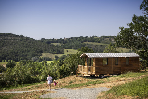 Glamping accommodatie bij Camping Huttopia Pays de Cordes Sur Ciel in Occitanië, met uitzicht op heuvels.