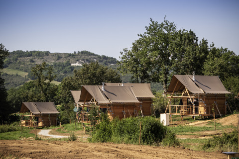 Glampingtenten en chalets bij Camping Huttopia Pays de Cordes Sur Ciel, midden in het groene Occitanië.