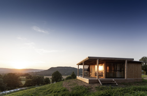 Glamping-accommodatie bij zonsondergang op Camping Huttopia Pays de Cordes Sur Ciel, gelegen in Occitanië.