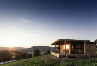 Glamping-accommodatie bij zonsondergang op Camping Huttopia Pays de Cordes Sur Ciel, gelegen in Occitanië.
