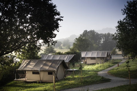 Glamping-Unterkünfte auf Camping Huttopia Pays de Cordes Sur Ciel in Occitanie, Frankreich, im Grünen.