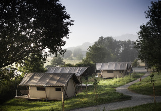 Glamping-Unterkünfte auf Camping Huttopia Pays de Cordes Sur Ciel in Occitanie, Frankreich, im Grünen.