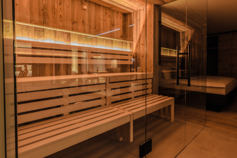Binnenaanzicht van een luxe sauna in het Wirthshof Resort - Spa Chalet aan de Bodensee, door glazen wanden.