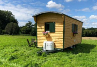 Alojamiento glamping en Ferienhof Jeiler - Pipowagen Noordrijn Westfalen, pequeña casa de madera en césped